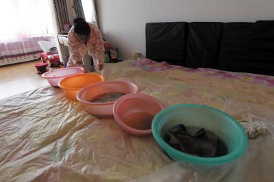 桃江楼上漏水，住户失联，小区没物管，业主维权难！律师来支招……